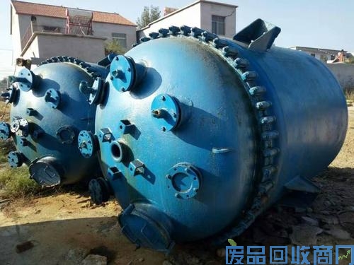 二手化工搪瓷反應(yīng)釜出售圖